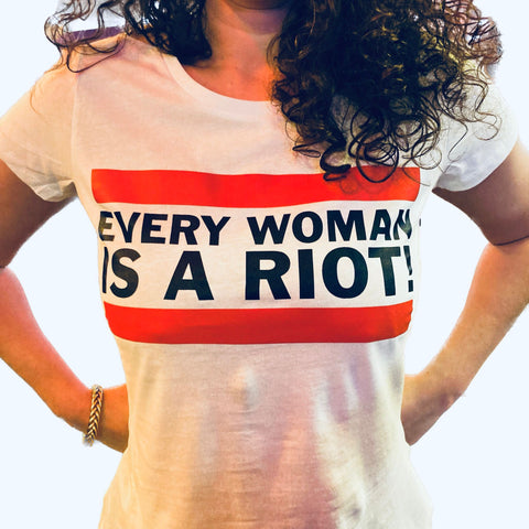 T-Shirt "Every woman is a riot"